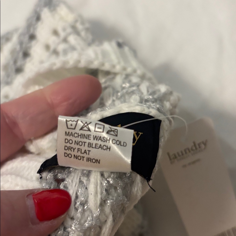 Laundry By Shelli Segal White and Silver fair isle Knit infinity neck Scarf NWT - Picture 9 of 11